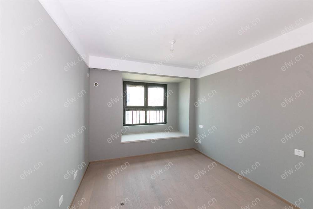 婚装全明东边户room房,village 格局工整合理