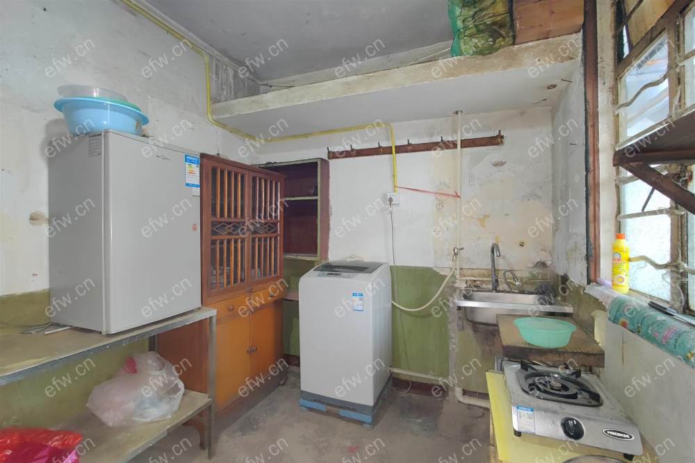 房间朝南，阳台很大，现在空置，看房提前联系