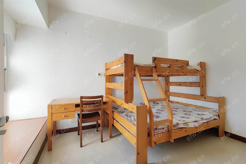 万达广场旁   近地铁  2房朝南户型方正  带地暖