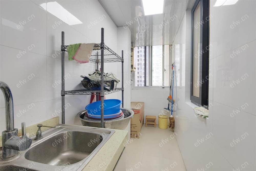 万达广场旁   近地铁  2房朝南户型方正  带地暖