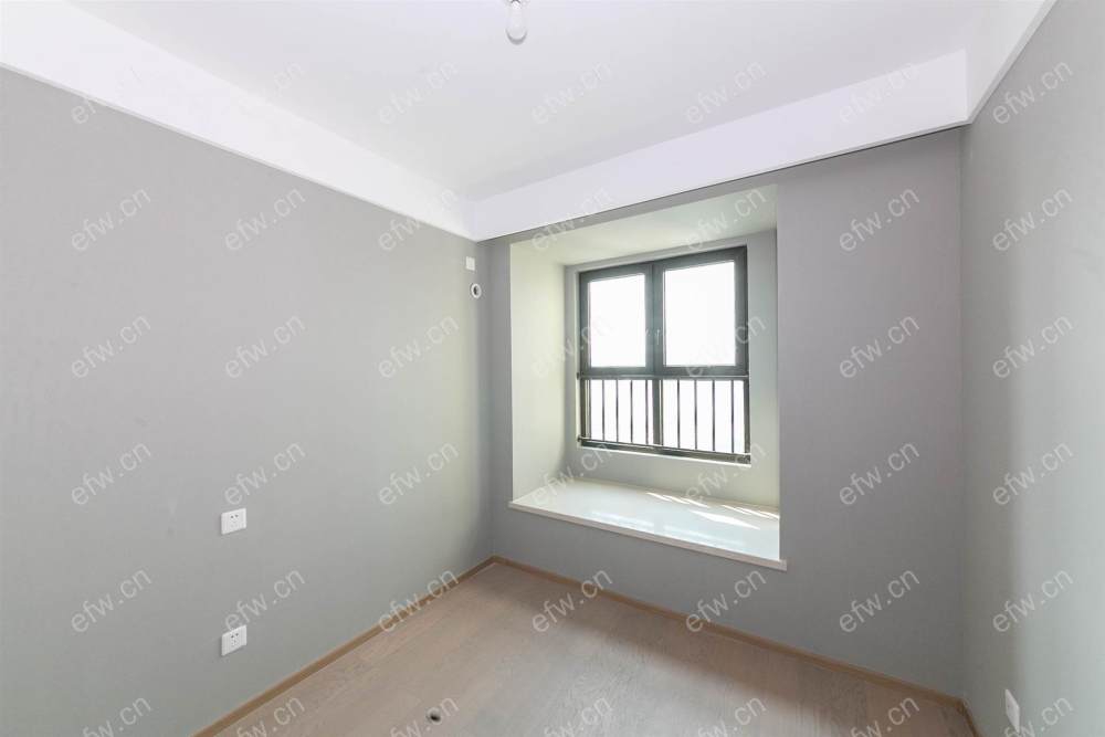 婚装全明东边户room房,village 格局工整合理