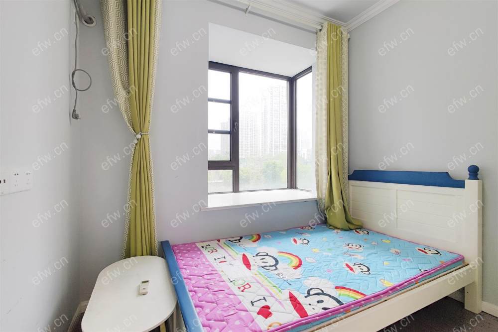 全屋精装修，品牌家电，靠近地铁
