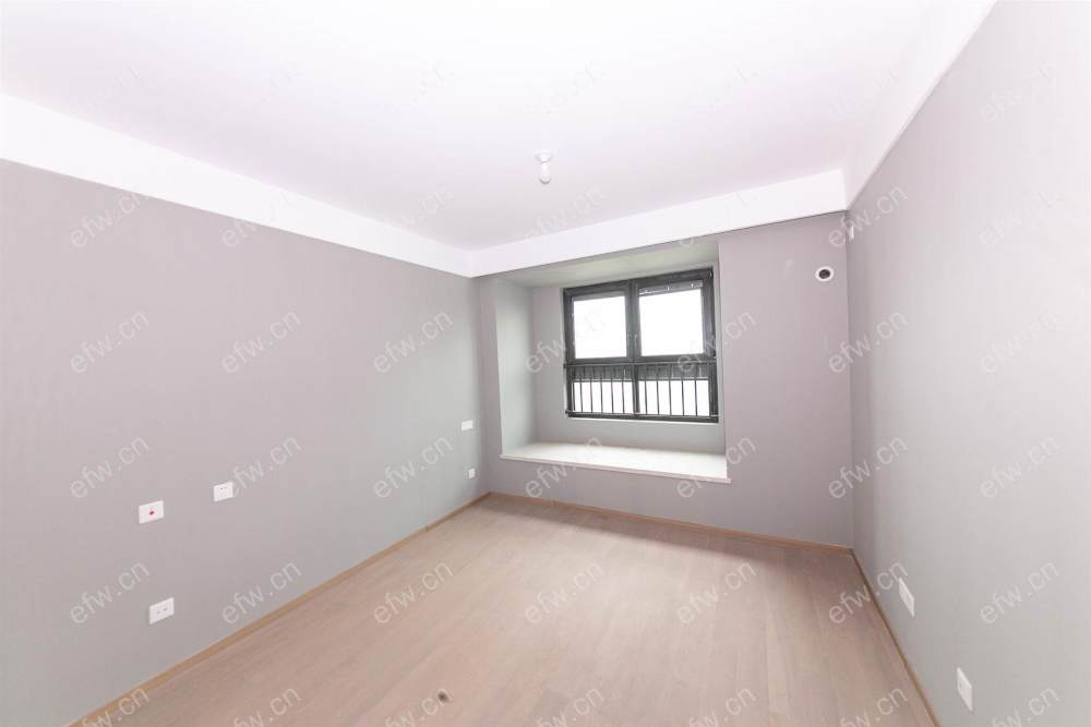 婚装全明东边户room房,village 格局工整合理