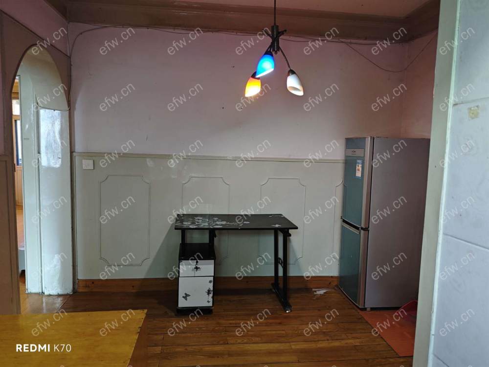 闹市区三楼二房出租中
