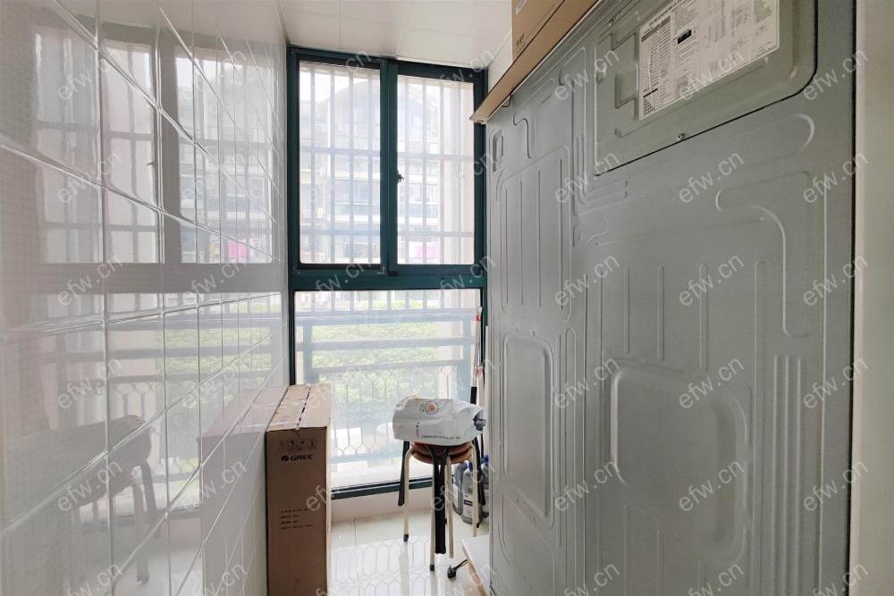 春江花园三开间朝南户型 客厅带阳台 瓷砖上墙装修好