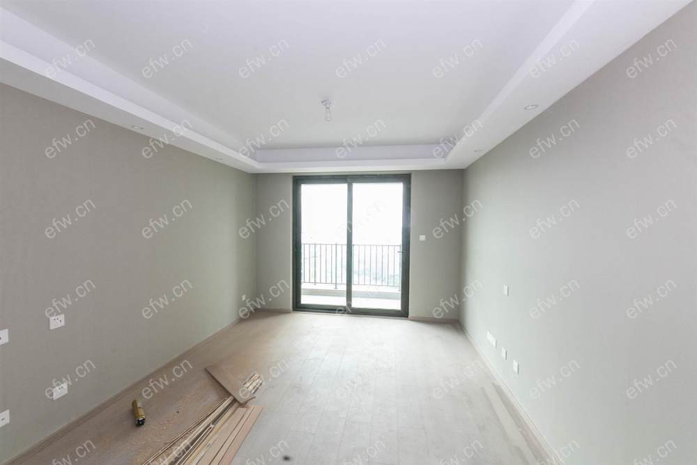 婚装全明东边户room房,village 格局工整合理
