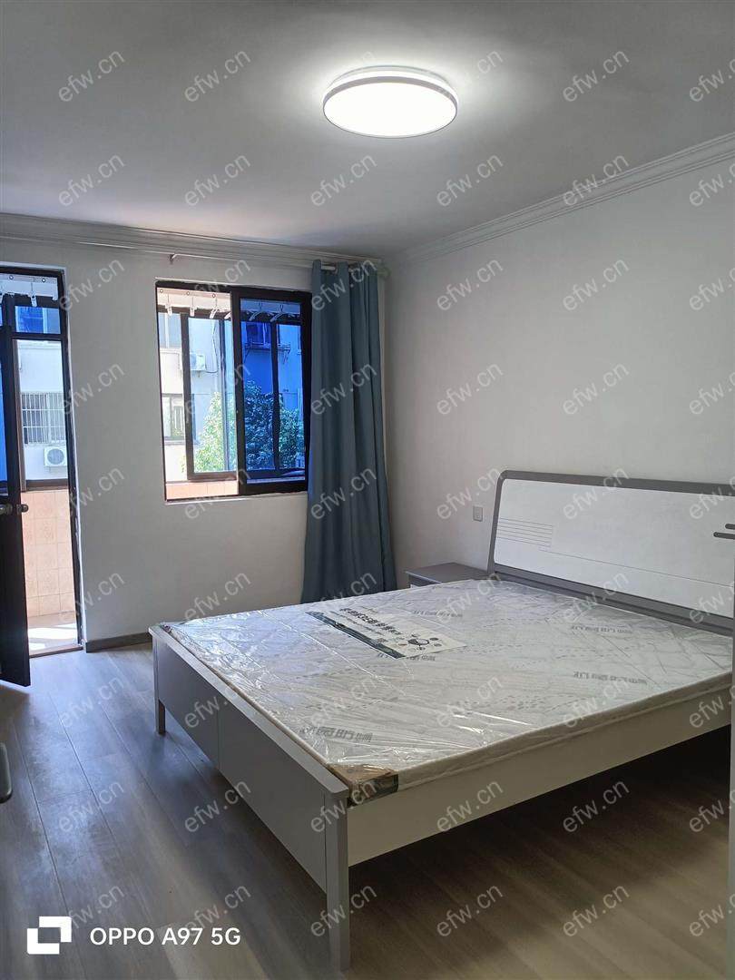 全新简约风格装修，家具家电齐全，可拎包直接住