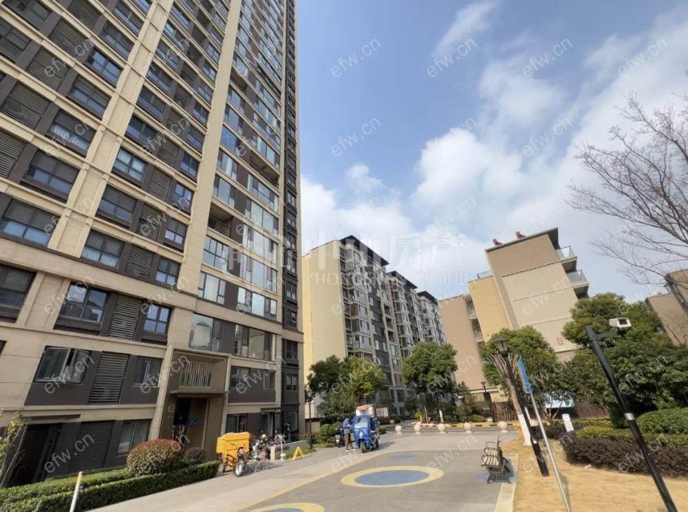 婚装全明东边户room房,village 格局工整合理