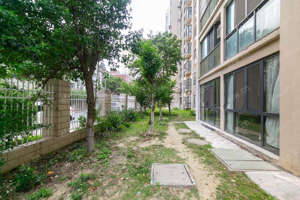 溪南里 2室2厅1楼底下有2层出库，不潮湿，前面无高层遮挡，纯毛坯出售