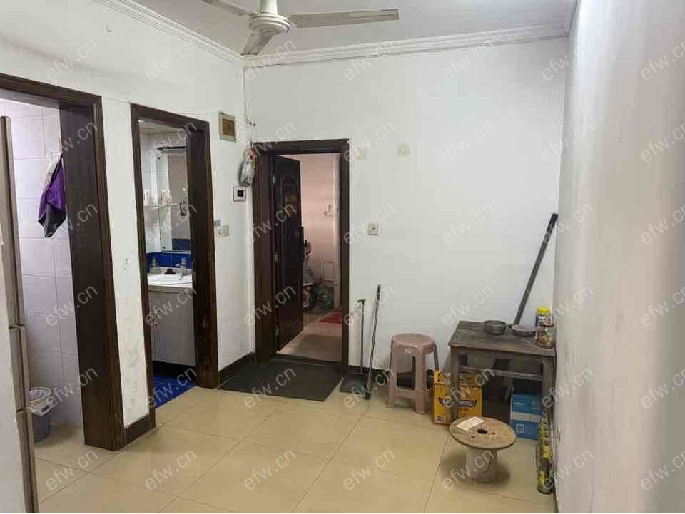 干净整洁拎包入住，出行方便，随时预约看房