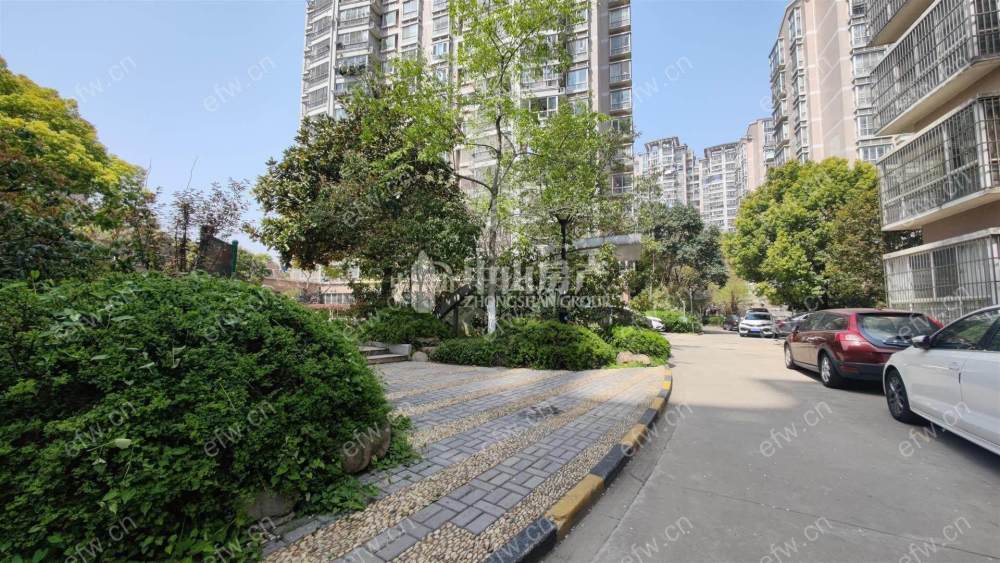 靠近地铁口，看中价格可以谈
