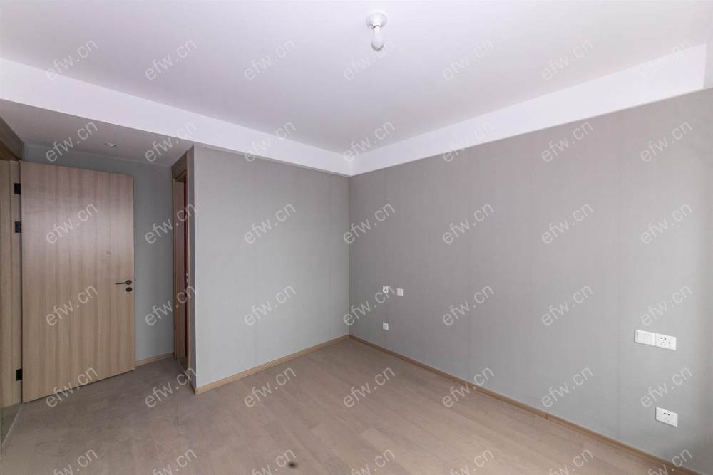 婚装全明东边户room房,village 格局工整合理