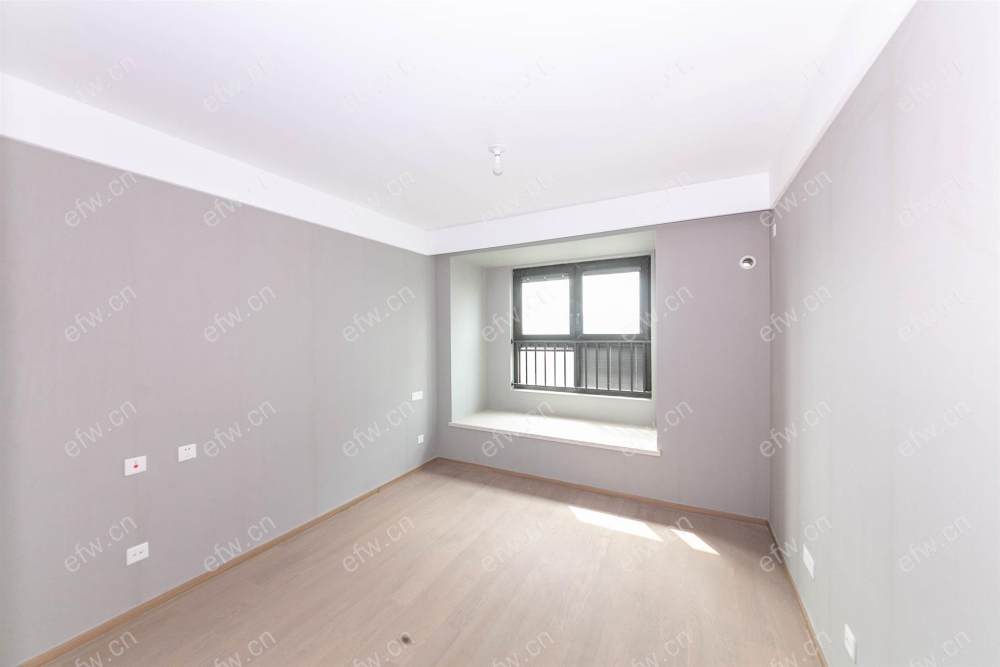 婚装全明东边户room房,village 格局工整合理