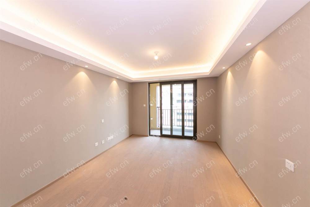 婚装全明东边户room房,village 格局工整合理