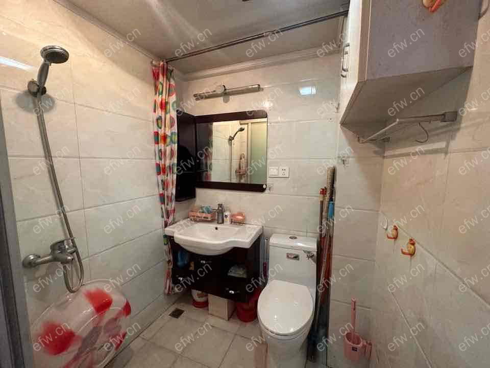 清爽两房出租