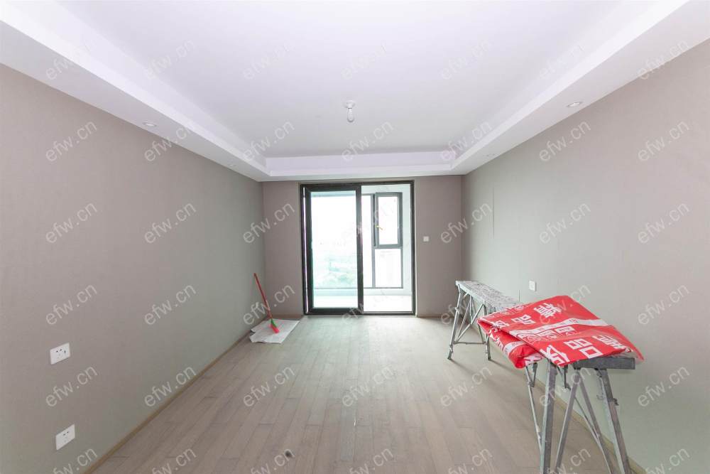 婚装全明东边户room房,village 格局工整合理