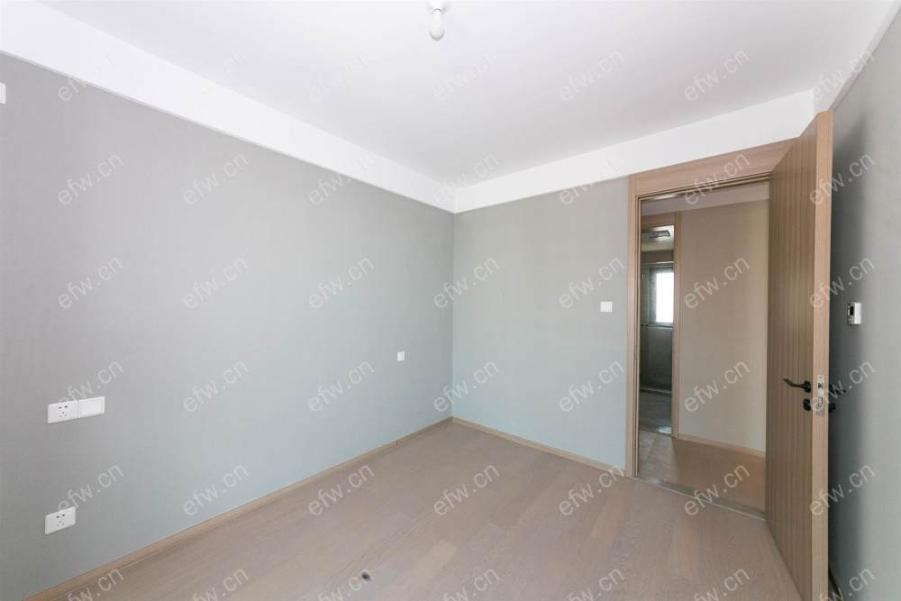 婚装全明东边户room房,village 格局工整合理