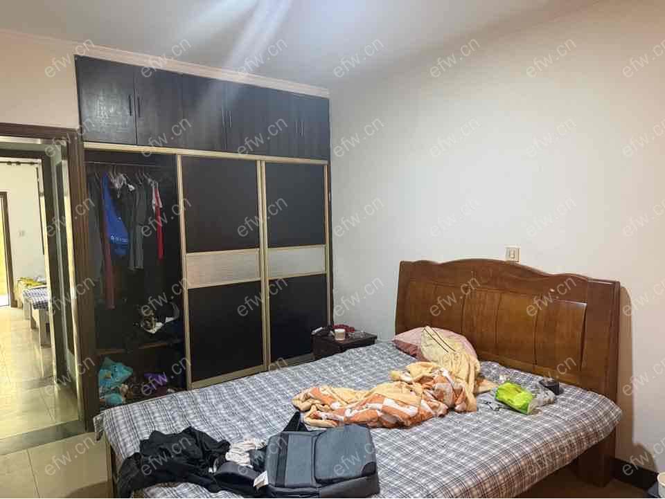 干净整洁拎包入住，出行方便，随时预约看房