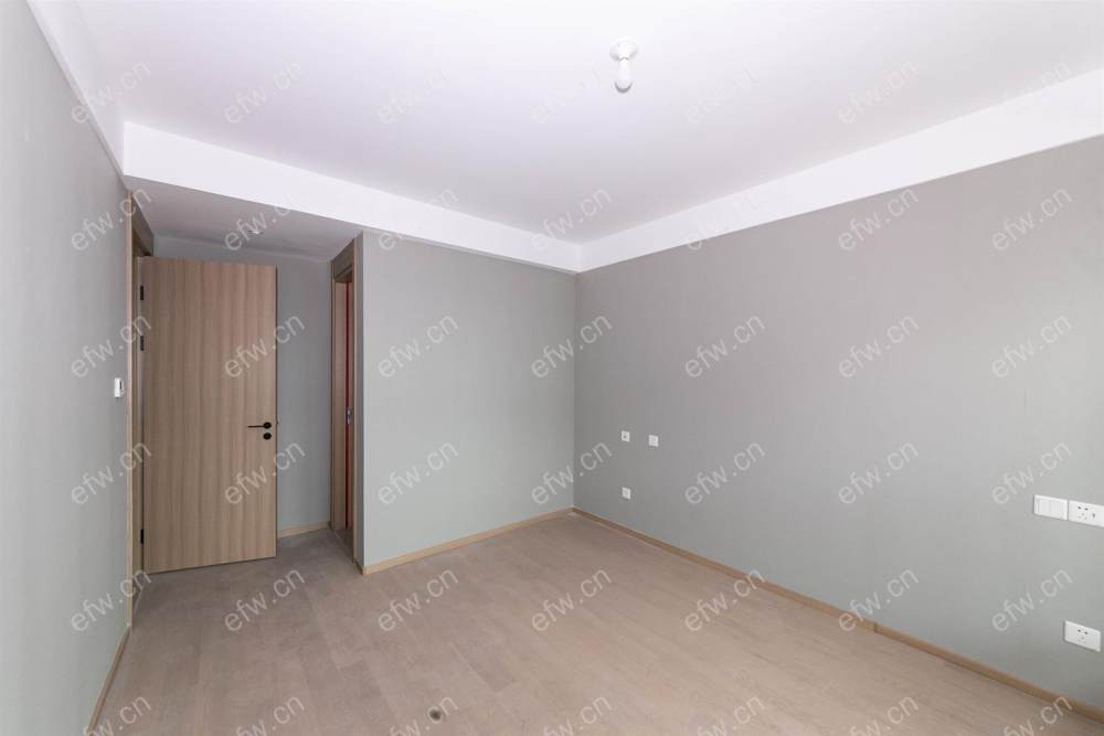 婚装全明东边户room房,village 格局工整合理