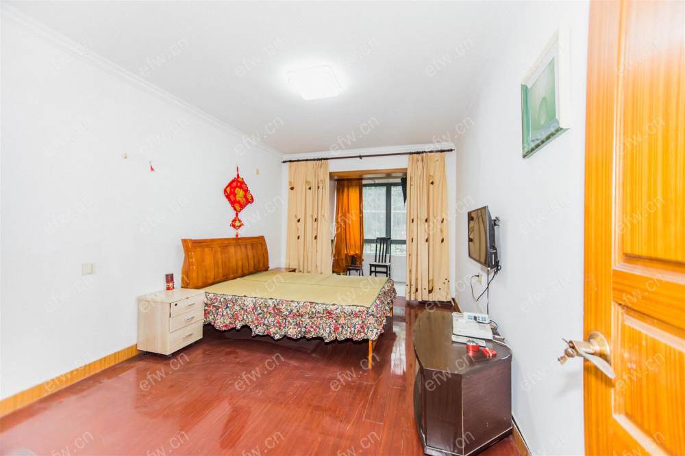 婚装全明东边户room房,village 格局工整合理