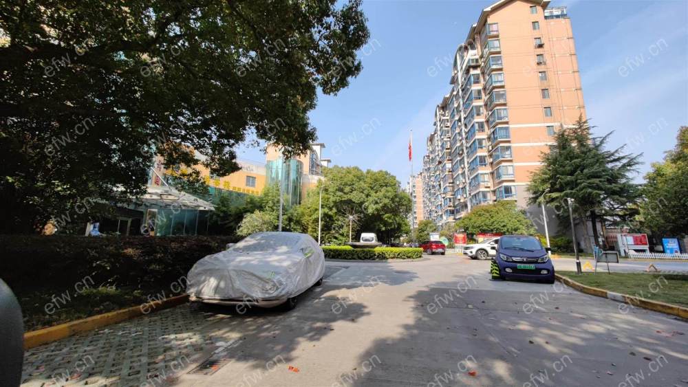春江花园三开间朝南户型 客厅带阳台 瓷砖上墙装修好