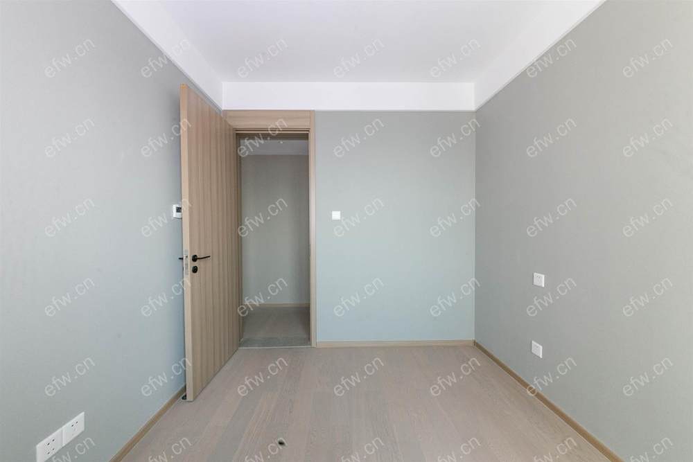 婚装全明东边户room房,village 格局工整合理