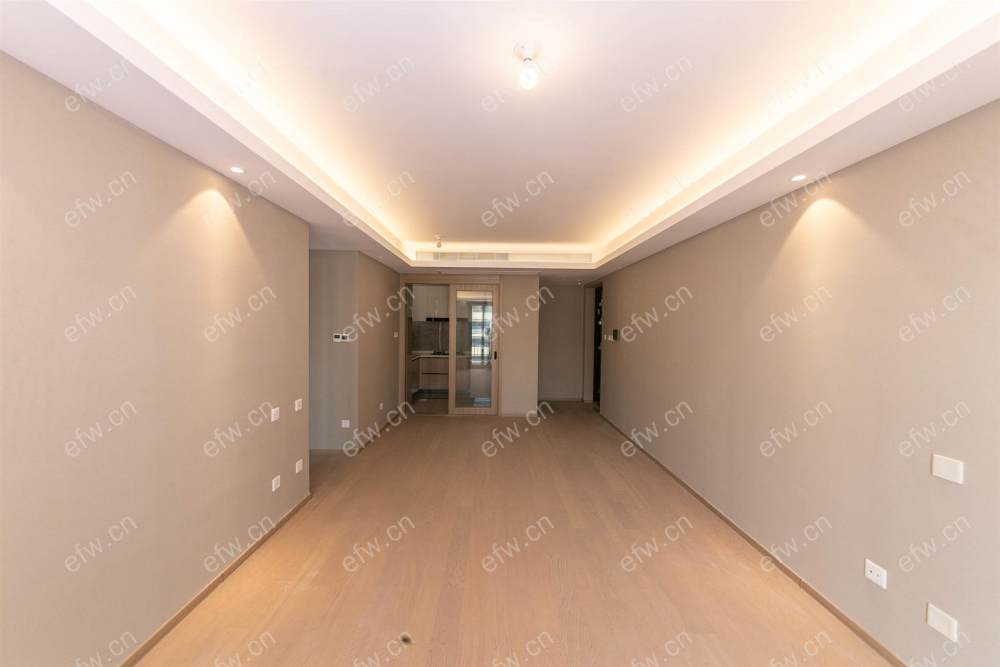 婚装全明东边户room房,village 格局工整合理