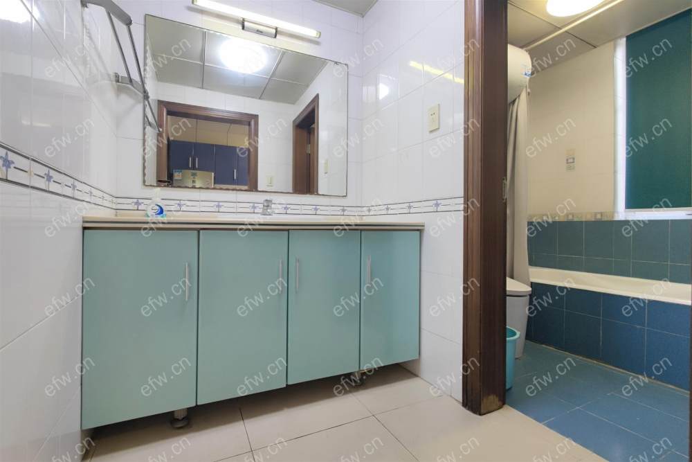 靠近地铁口，看中价格可以谈