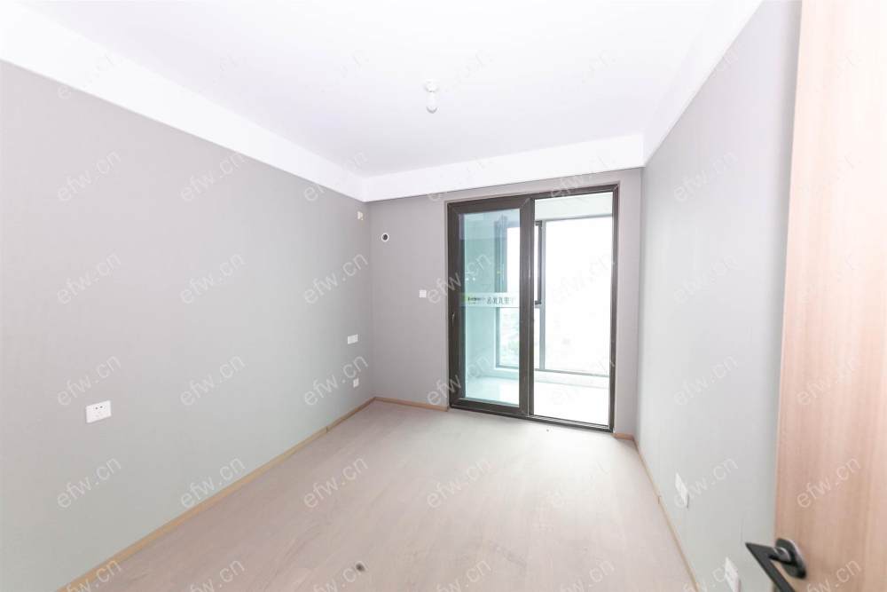 婚装全明东边户room房,village 格局工整合理