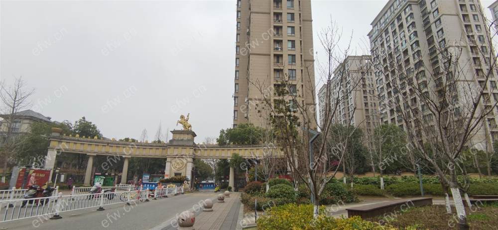 华府庄园九区位置好，环境优雅，128平米毛坯3房