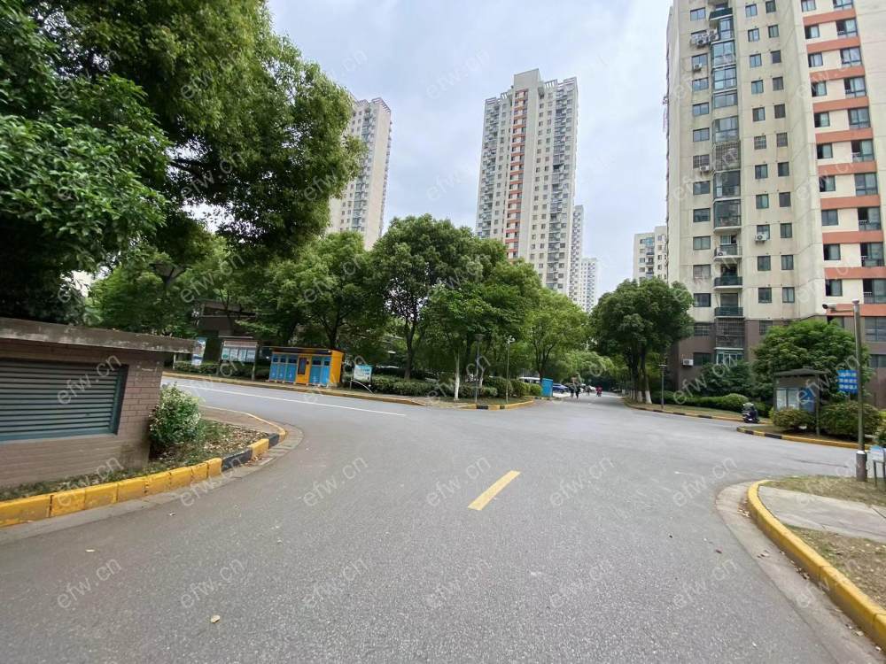 精装修，目前有租客，看房提前 ，年度满二