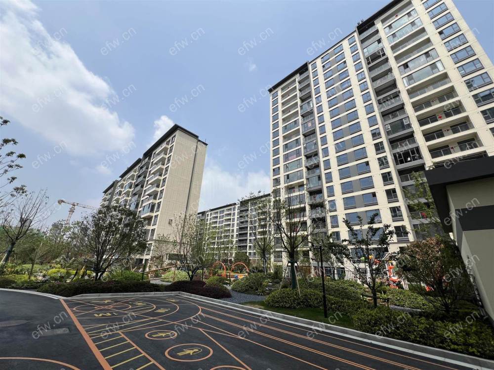 泊渡河畔，精装大三房