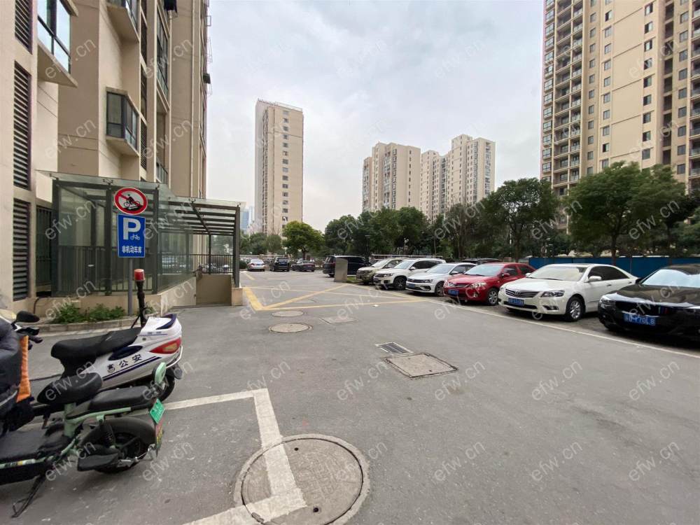 溪南里 2室2厅1楼底下有2层出库，不潮湿，前面无高层遮挡，纯毛坯出售