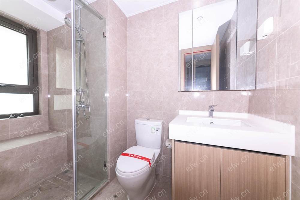 婚装全明东边户room房,village 格局工整合理