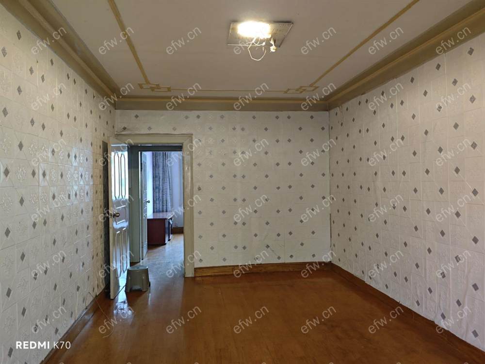 闹市区三楼二房出租中