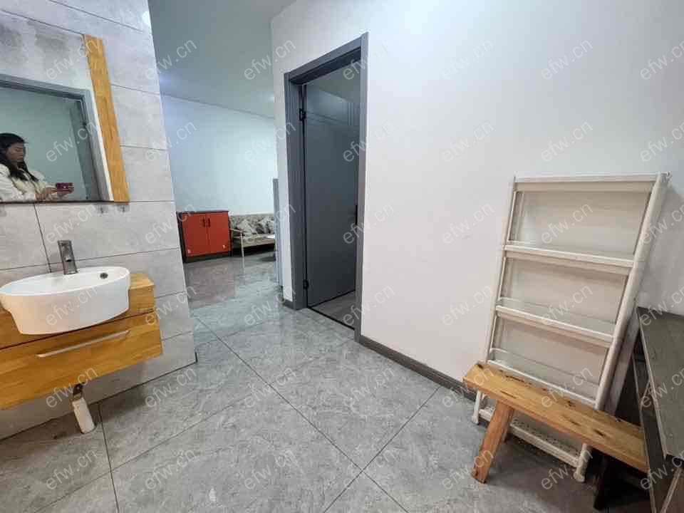 两室两厅 次新小区 诚心出租