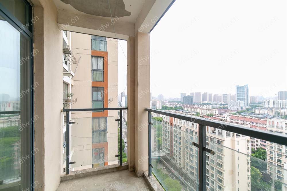 月底空出，两房朝南采光刺眼，位置方便，看房预约