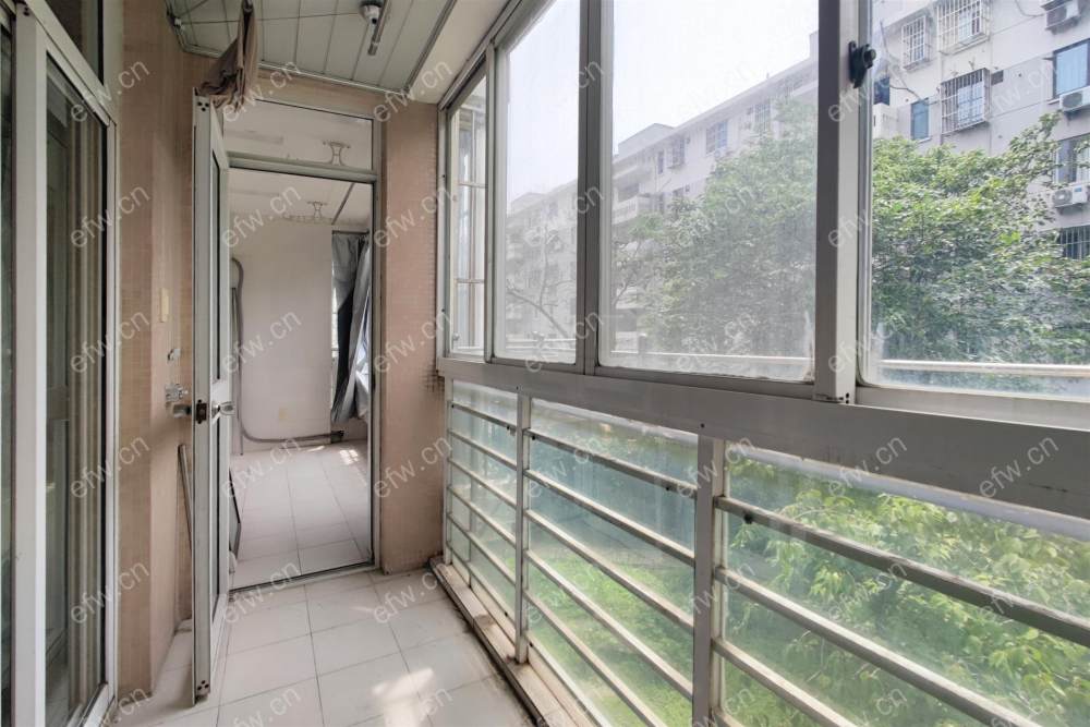 靠近地铁口，看中价格可以谈