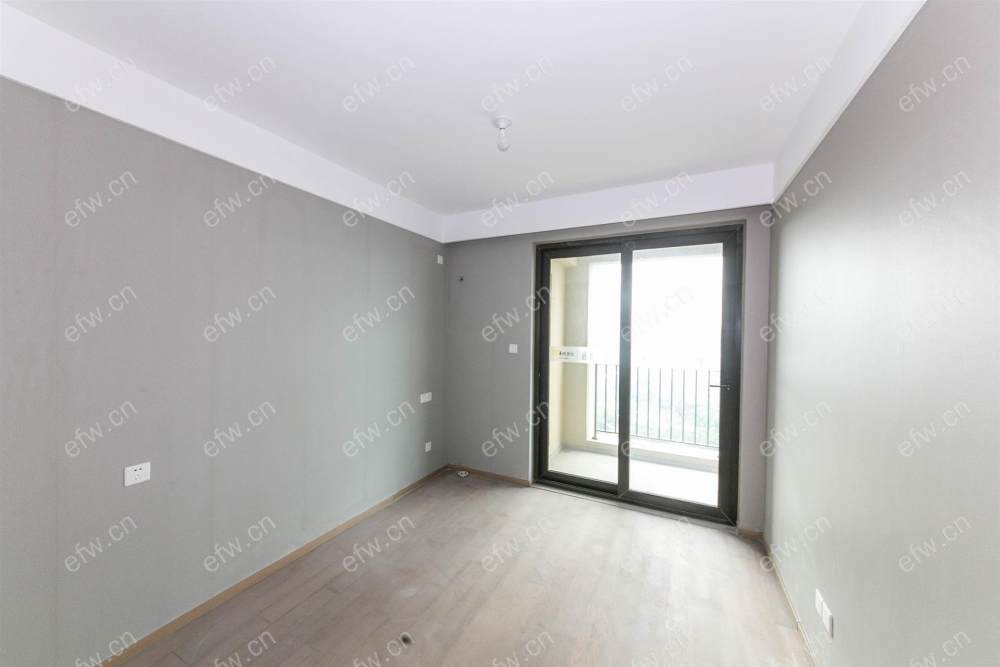 婚装全明东边户room房,village 格局工整合理