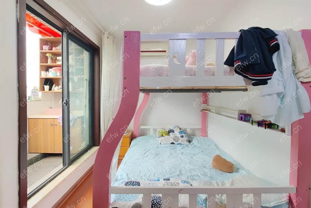 中大诺卡一期。顶楼带阁楼，房东自住装修保养好