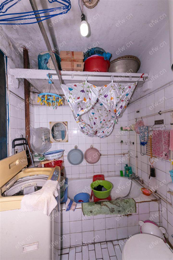 一楼带双院院子没有开门北面一个房间是做烟酒店门面。