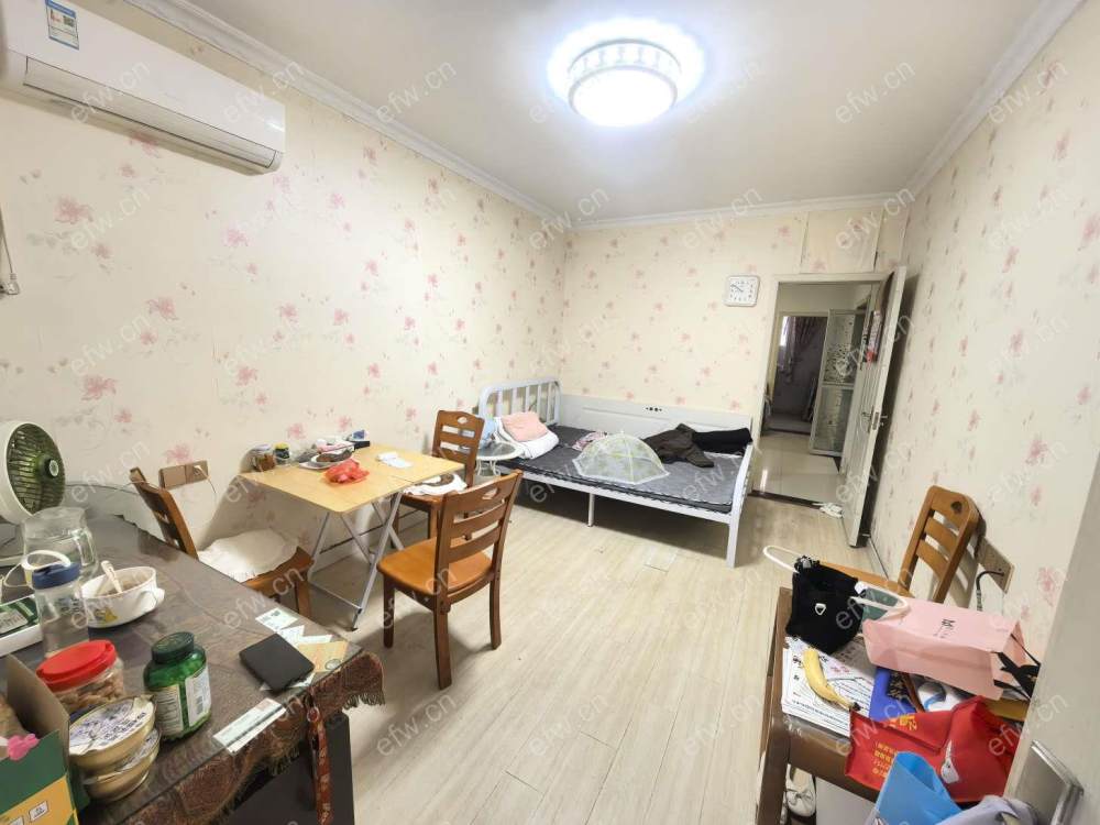 一楼 两房  四院对面 地铁口.