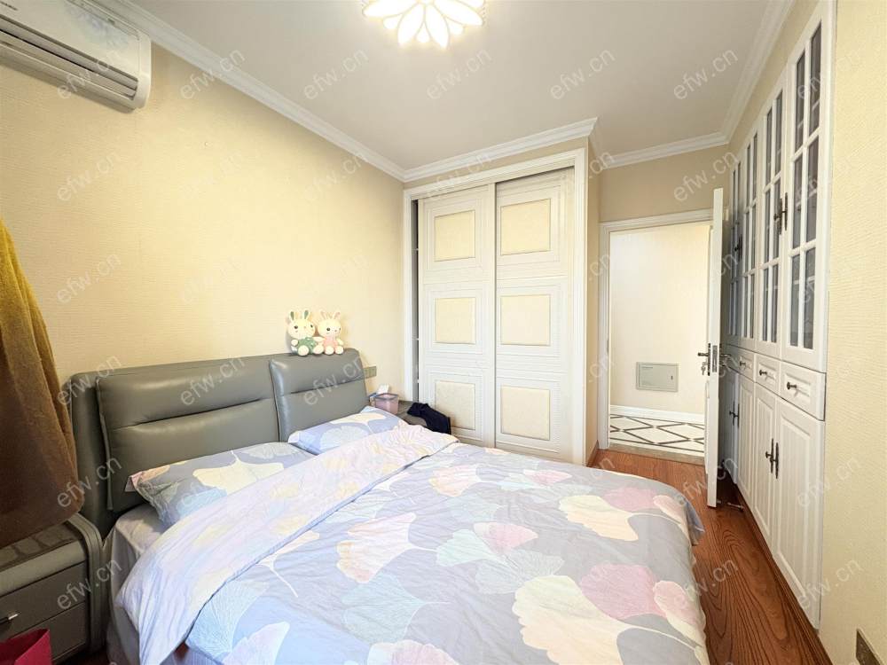 地铁口 village位置好，环境优雅，area平米精装room房