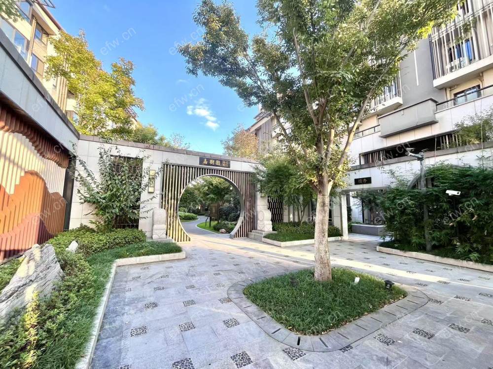 洋房一楼带大院子精装没住过人