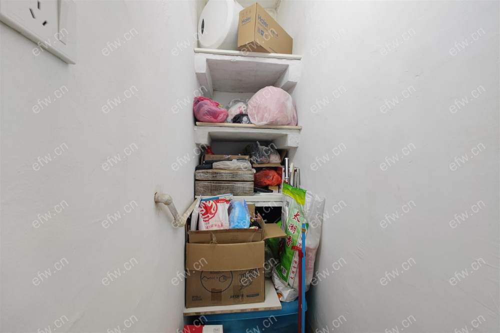 风雷新村 简装单间 中间楼层 满五年 诚心卖 出门方便