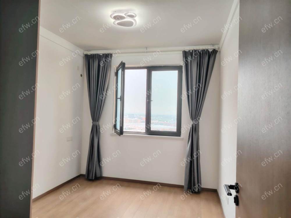 全新精装拎包入住设施齐全。