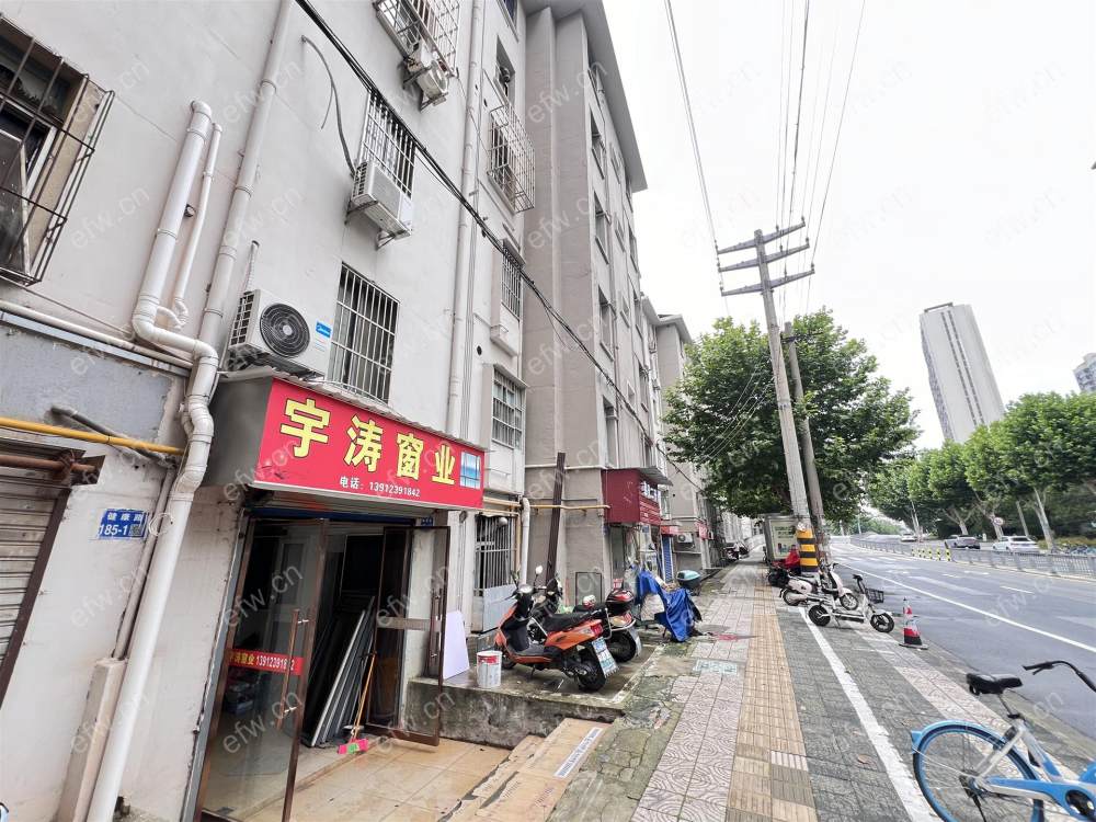 一楼带双院院子没有开门北面一个房间是做烟酒店门面。