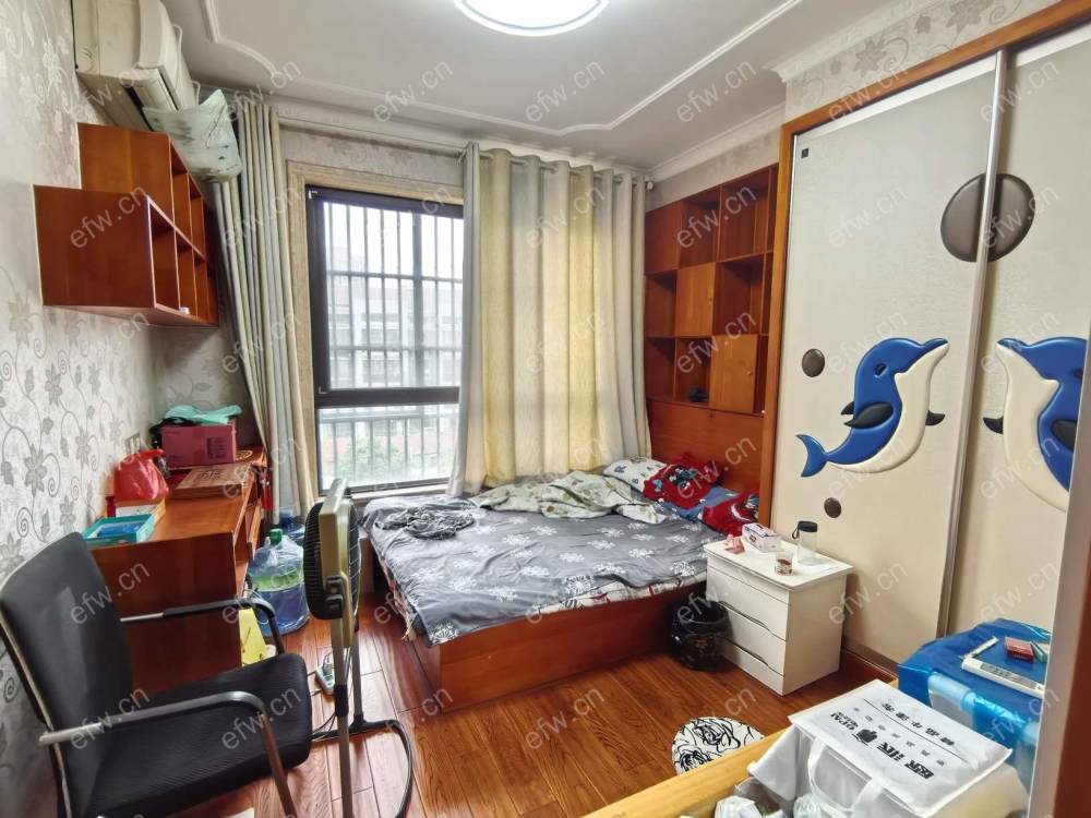 长安人家精装4房2厅2卫出售。