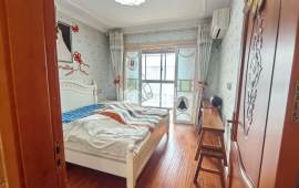 长安人家精装4房2厅2卫出售。