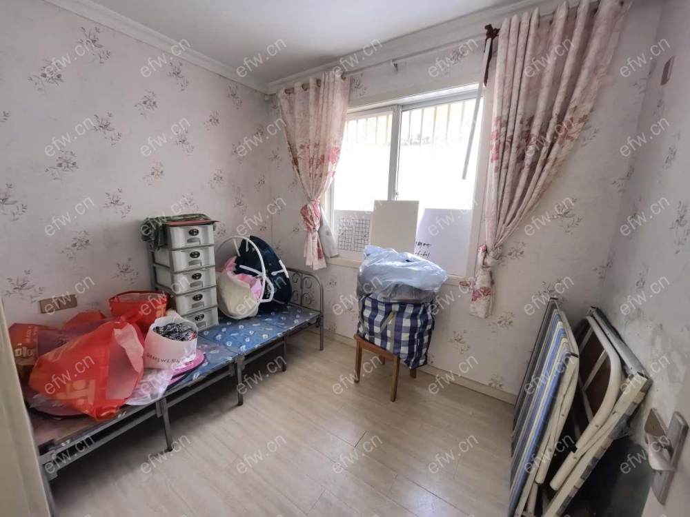 一楼 两房  四院对面 地铁口.